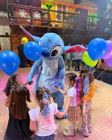 Stitch bei einer Begegnung mit Kindern