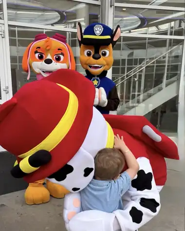 Marshall umarmt ein Kind, während Chase und Skye den Moment begleiten