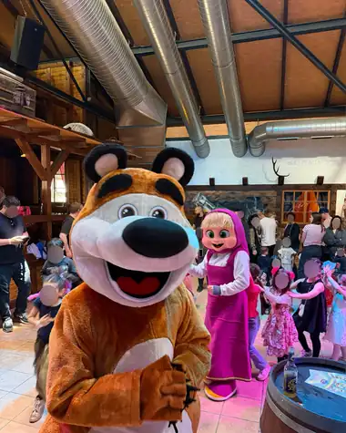 Mascha und der Bär bei einem gemeinsamen Event mit Kindern