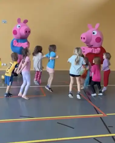 Peppa und George tanzen gemeinsam mit Kindern bei einem Event